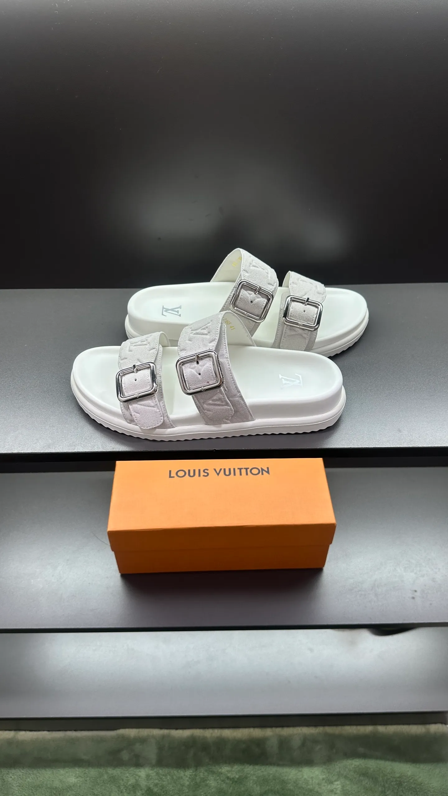 P340 🔍LV Men's Spring and Summer Slippers Counter Synchronization. The uppers are imported cowhide fabrics from Italy, with logo graphics and high-quality craftsmanship. Soles: original soles specially provided by the original factory. Exclusive movable molded soles are super comfortable. Original factory follow-up orders. 🔍🔍High quality. You can enter and leave the counter at will. Welcome to compare. Code number 38-45 No. 058